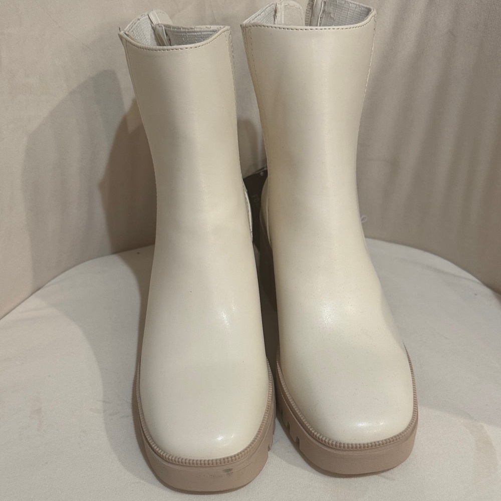 NWT. Elegant Cream Ankle Boots - Picture 2 of 5